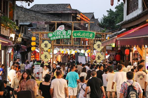 游園活動(dòng)吸引眾多游客。郭晉攝