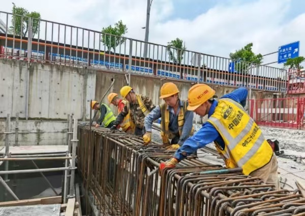 建設(shè)者們?cè)谑┕ひ痪€堅(jiān)守崗位。中鐵二十三局供圖