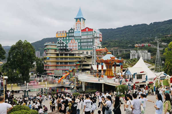 美心紅酒小鎮(zhèn)人氣火爆。景區(qū)供圖