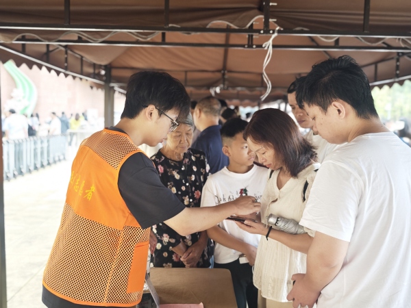 景區(qū)志愿者、工作人員為游客提供咨詢、檢票等服務(wù)。大足石刻研究院供圖