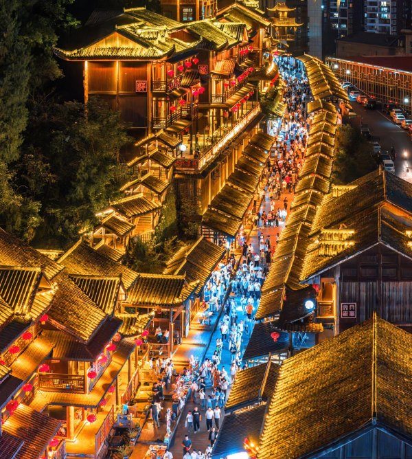 10月5日，酉州古城人氣爆棚，酉陽桃花源文旅集團供圖