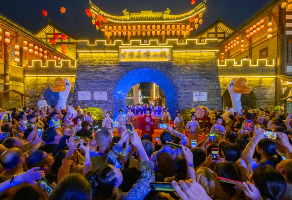 夏布小鎮(zhèn)游人如織。榮昌區(qū)委宣傳部供圖