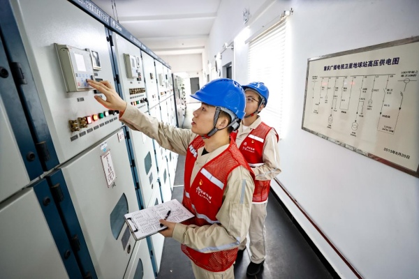 國網(wǎng)重慶市南供電公司工作人員對重要客戶進(jìn)行特巡，確保國慶期間用電安全穩(wěn)定。龔超攝