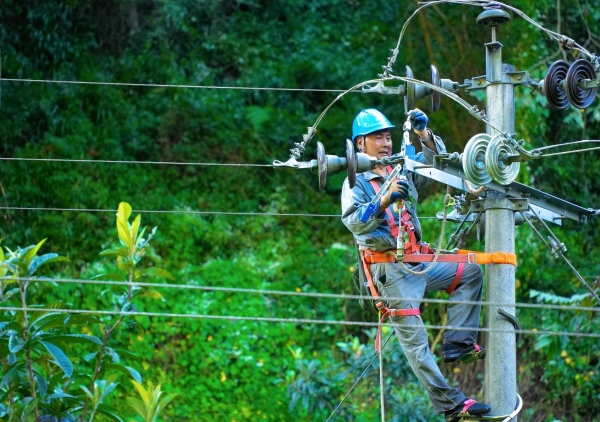 國網(wǎng)石柱供電公司員工在石柱縣中益鄉(xiāng)更換絕緣子設(shè)備。王紫晗攝