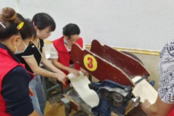 鮮面制作培訓現(xiàn)場。渝北區(qū)人力社保局供圖