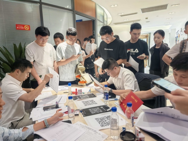 招聘資格審查現(xiàn)場。施杰攝