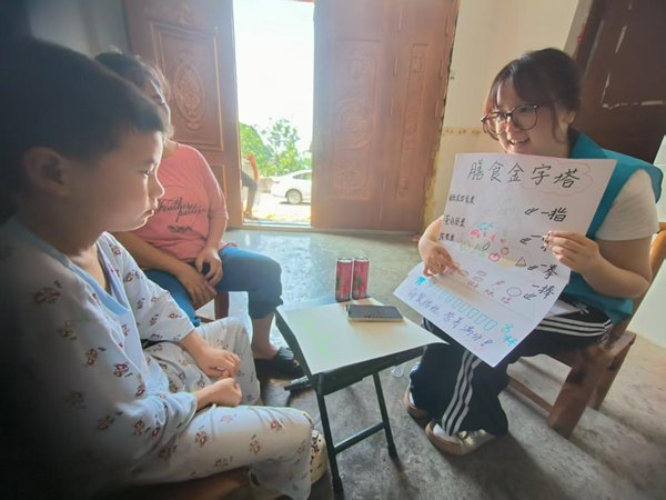 社工入戶幫扶。吳小霞攝