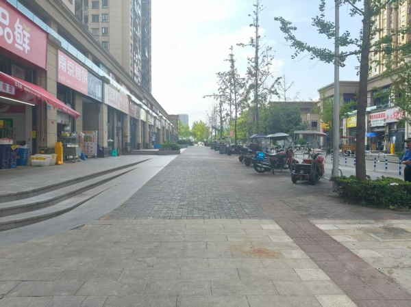 整治后的博才路金科空港城段寬敞明亮。越薪攝