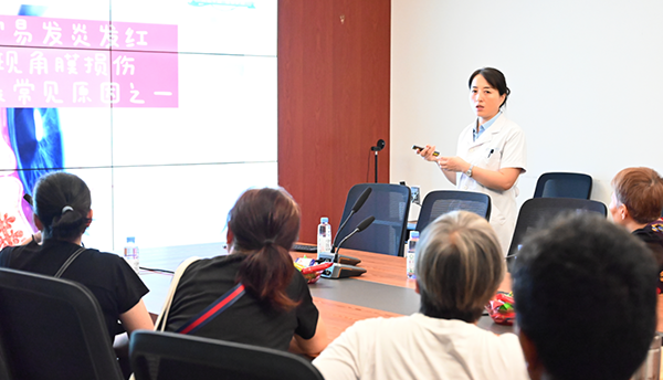 劉健娣向干眼患者科普干眼防護知識。重慶南坪愛爾眼科醫(yī)院供圖