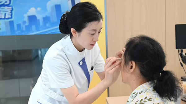 眼部螨蟲檢查。重慶南坪愛爾眼科醫(yī)院供圖