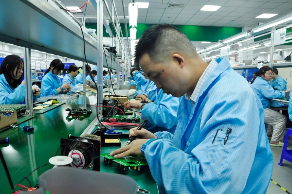 在劍濤物聯(lián)生產(chǎn)線，工作人員正在趕制訂單。韋玉婷 攝