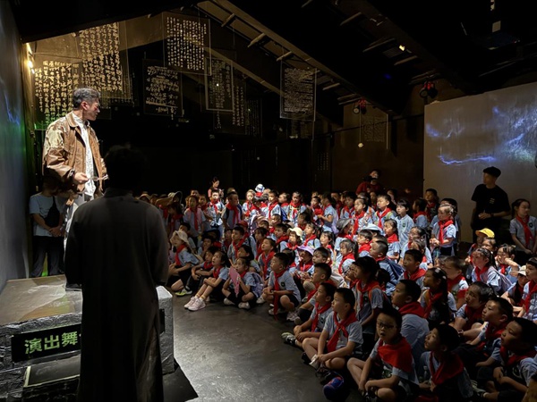 樹人小學(xué)學(xué)子沉浸觀劇。紅巖文旅供圖