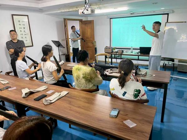 音樂老師正在上課。李晶攝