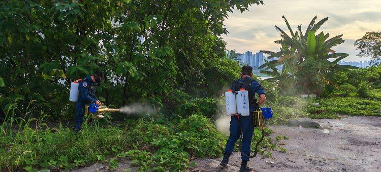 藍天救援隊正在進行消殺工作。
