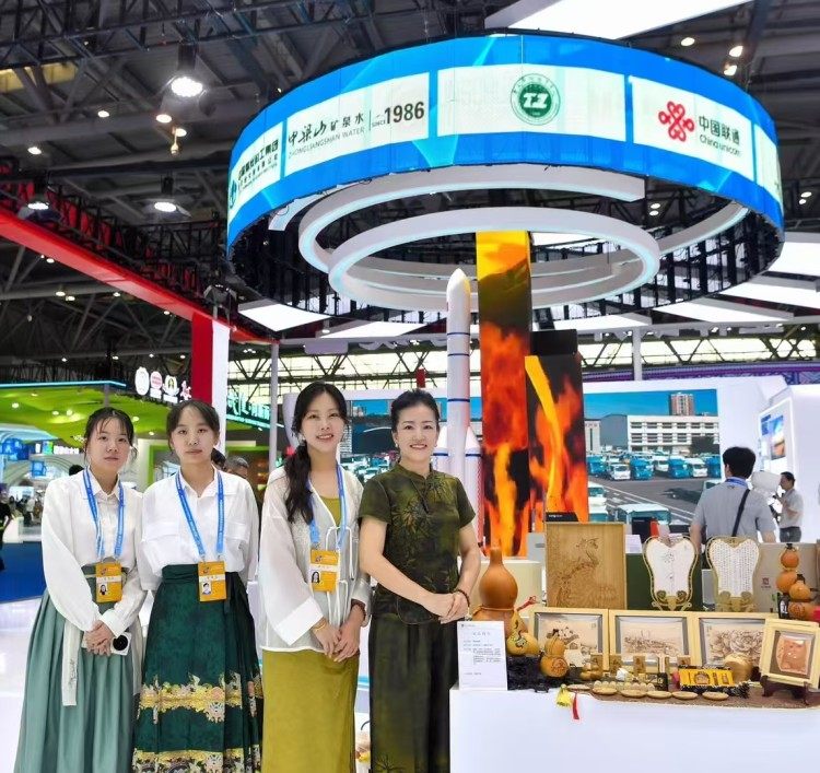 代表九龍坡參加西洽會。