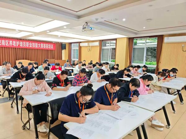 理論考試。重慶市一福養(yǎng)老發(fā)展中心供圖