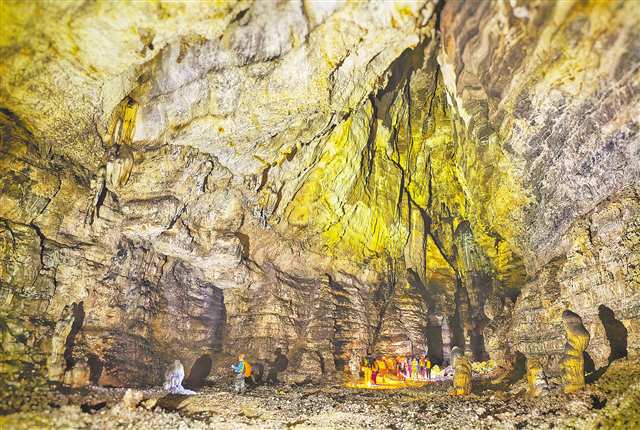 地質(zhì)工作人員在南川的次生淋濾型石膏溶洞內(nèi)勘查。通訊員 唐湛 甘昊旻 攝/視覺重慶