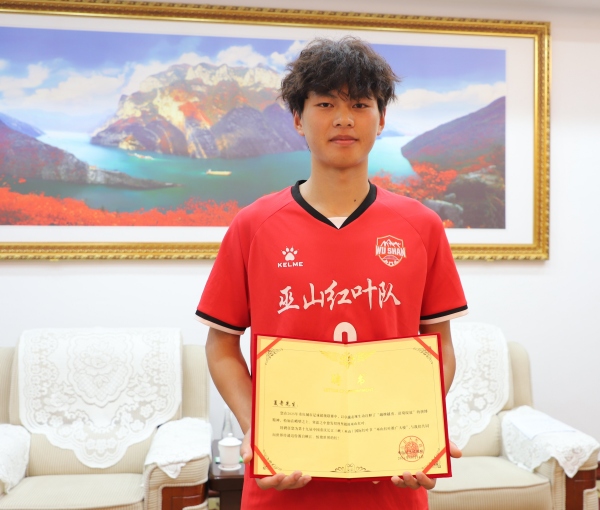 巫山足球小將夏奇受聘為“巫山紅葉推廣大使”。曾露攝