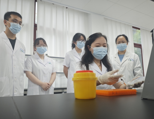 重慶醫(yī)科大學(xué)附屬大足醫(yī)院博士后耿珊及團(tuán)隊(duì)正在開(kāi)展實(shí)驗(yàn)研究。受訪者供圖