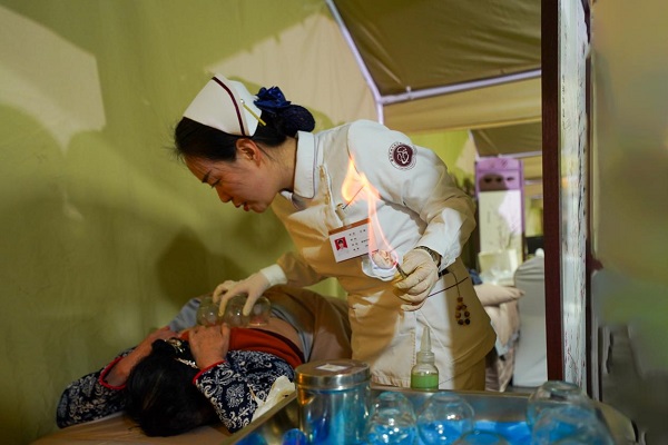 往屆活動中，市民現(xiàn)場體驗火罐療法。主辦方供圖