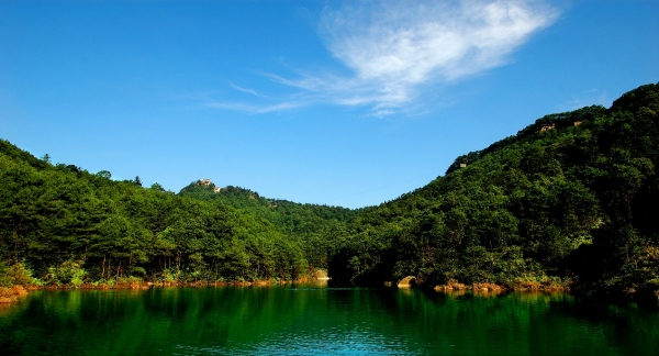 孔雀湖。石筍山景區(qū)供圖