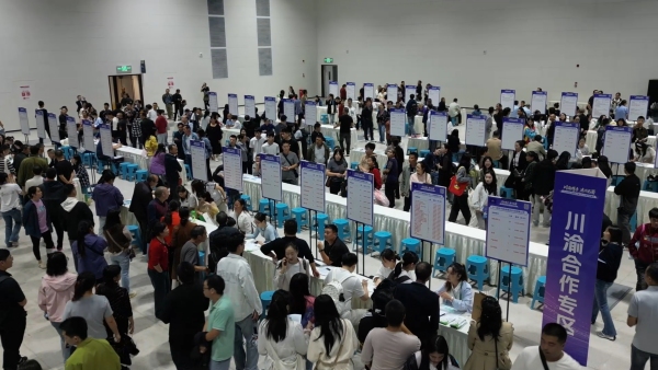 2025成渝地區(qū)雙城經(jīng)濟(jì)圈（永川）秋季招聘會(huì)現(xiàn)場(chǎng)。永川區(qū)委宣傳部供圖