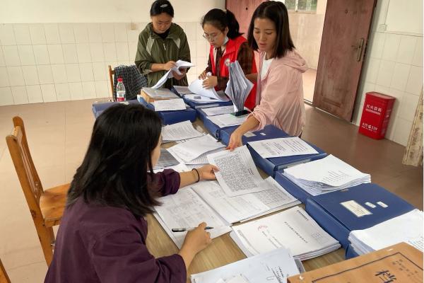 現(xiàn)場(chǎng)細(xì)致檢查工作。重慶市一福養(yǎng)老發(fā)展中心供圖