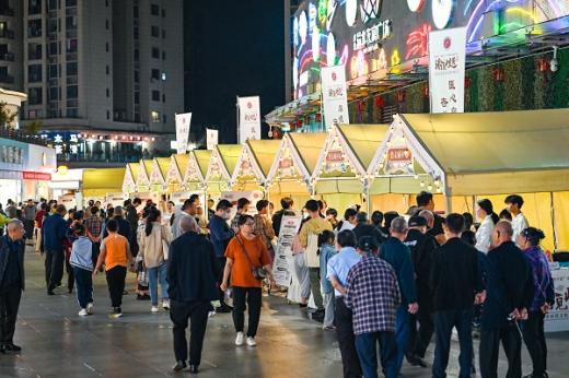 市民駐足參與中醫(yī)藥文化集市。鄒樂攝