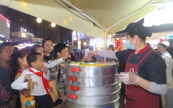 五色養(yǎng)生包子受市民青睞。曾英豪攝