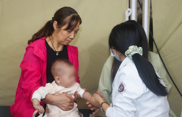 不少居民帶著孩子來到現(xiàn)場(chǎng)，體驗(yàn)小兒推拿。曾英豪攝