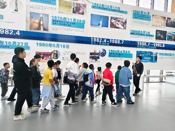 孩子們仔細聆聽講解?；顒又鬓k方供圖