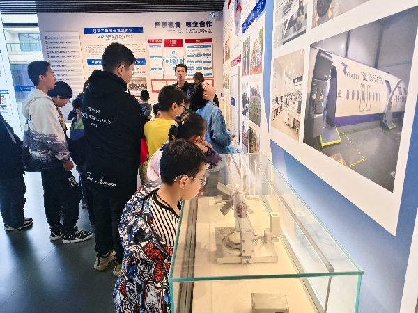 孩子們興趣濃厚。活動主辦方供圖