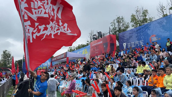 現(xiàn)場球迷助威團。主辦方供圖