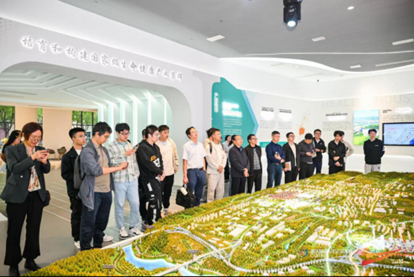 實地考察現(xiàn)場。全球卓越工程師大賽執(zhí)委會辦公室供圖