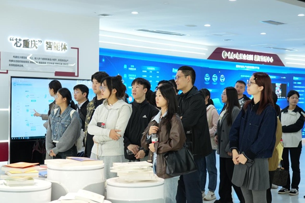 高校畢業(yè)生們走進重慶日報報業(yè)集團。渝北區(qū)人力社保局供圖