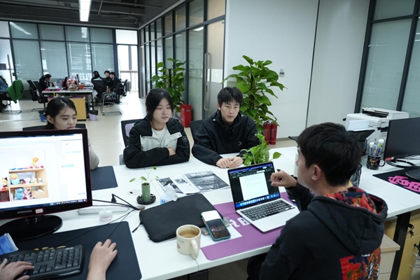 高校畢業(yè)生們在重報集團“一對一”體驗“編輯”崗位。渝北區(qū)人力社保局供圖