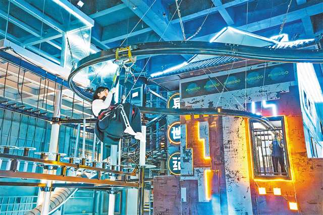 10月14日，“種草官”們?cè)诜垂漠愂兰o(jì)里體驗(yàn)空中游玩項(xiàng)目。記者 李雨恒 攝/視覺重慶