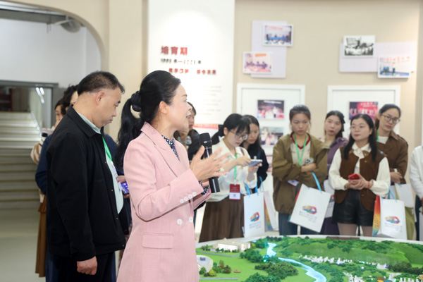 賴天利介紹特色課程文化。曾英豪攝