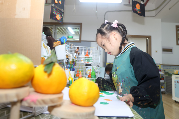 幼兒在“流動式博物館”玩耍。曾英豪攝