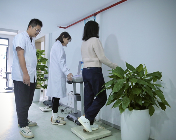 市民體驗(yàn)閉眼單腳站測(cè)試。唐文蕤攝