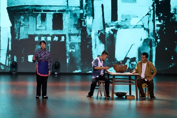 本次“榜樣力量”大思政課采用“情景演繹”舞臺劇的形式，增加思政課的趣味性和感染力。江北區(qū)委宣傳部供圖