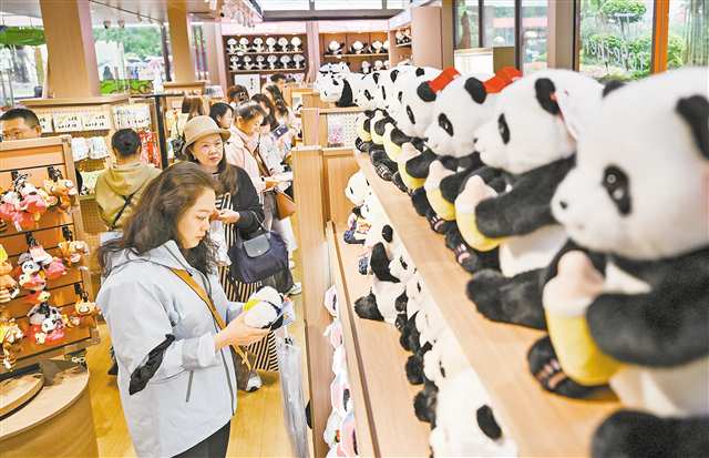 十月二十日，重慶動物園，游客在“蟲動市集”選購文創(chuàng)產(chǎn)品。記者 張錦輝 攝\視覺重慶