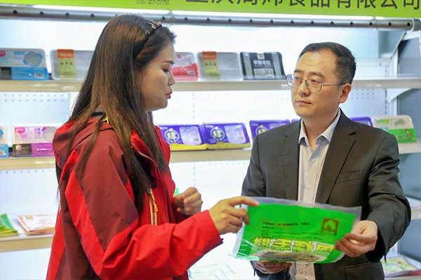 農(nóng)行工作人員深入了解企業(yè)產(chǎn)品結(jié)構(gòu)。向詩(shī)佳攝