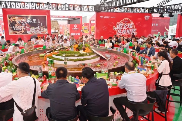 游客同燙“火鍋天下宴”。鄒樂 攝