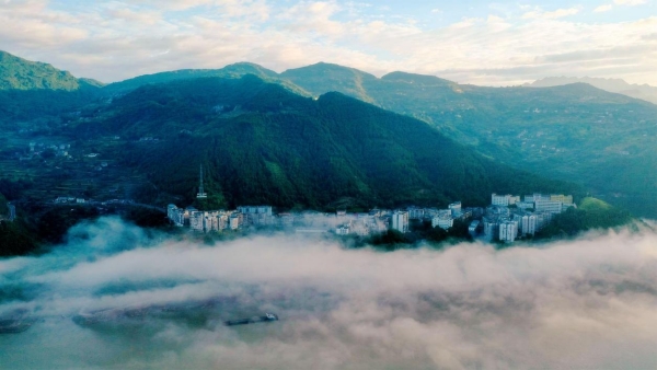 云陽縣龍洞鎮(zhèn)全貌。方劍攝