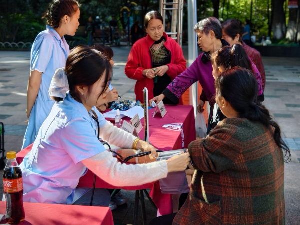 給居民免費(fèi)健康檢測(cè)。龍山街道供圖