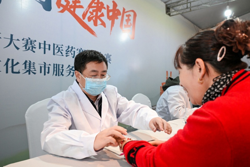在健康義診區(qū)，中醫(yī)專家為市民看診。主辦方供圖