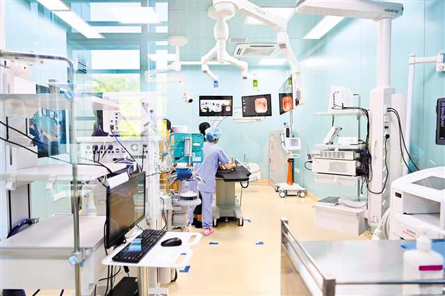 十月二十二日，重慶醫(yī)科大學(xué)附屬第一醫(yī)院金山院區(qū)，數(shù)智化一站式5D呼吸介入示范手術(shù)室投用。記者 齊嵐森 攝\視覺重慶