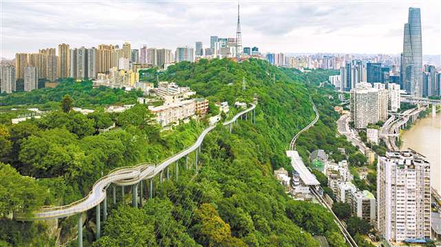 10月21日，渝中區(qū)半山崖線，懸空步道蜿蜒盤(pán)旋在山壁間（無(wú)人機(jī)照片）。記者 尹詩(shī)語(yǔ) 攝/視覺(jué)重慶