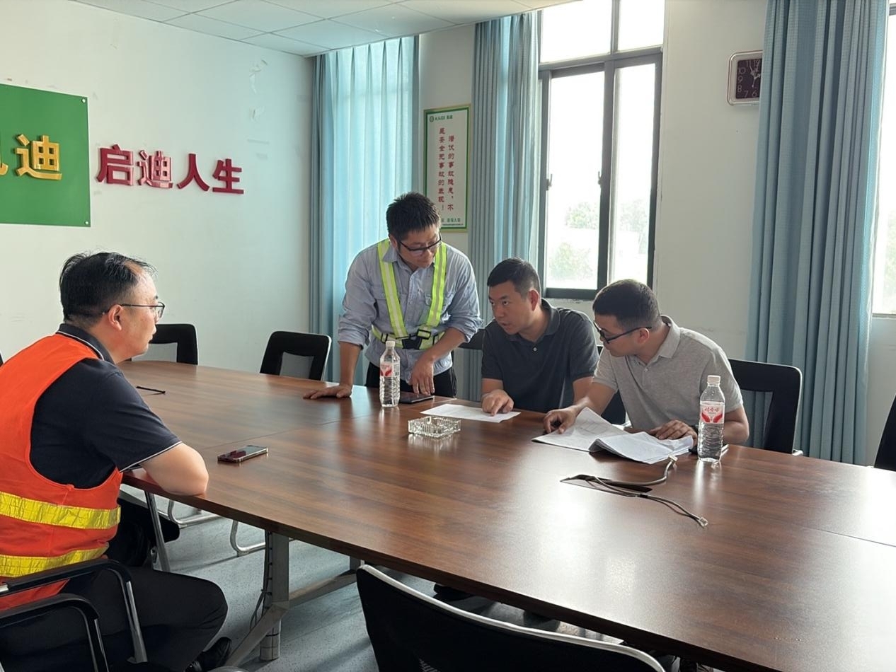 企業(yè)服務(wù)專員對(duì)接企業(yè)需求。受訪者供圖